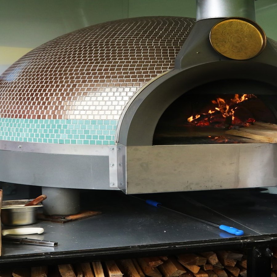 Four à pizza au feu de bois