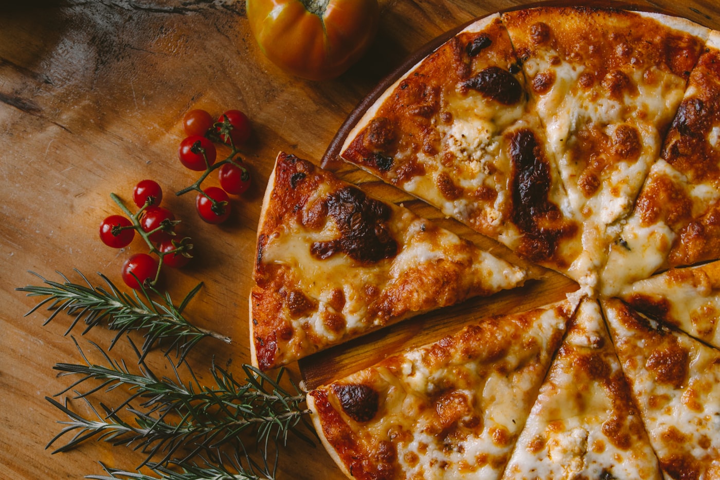 Pizza fromage généreuse sur planche