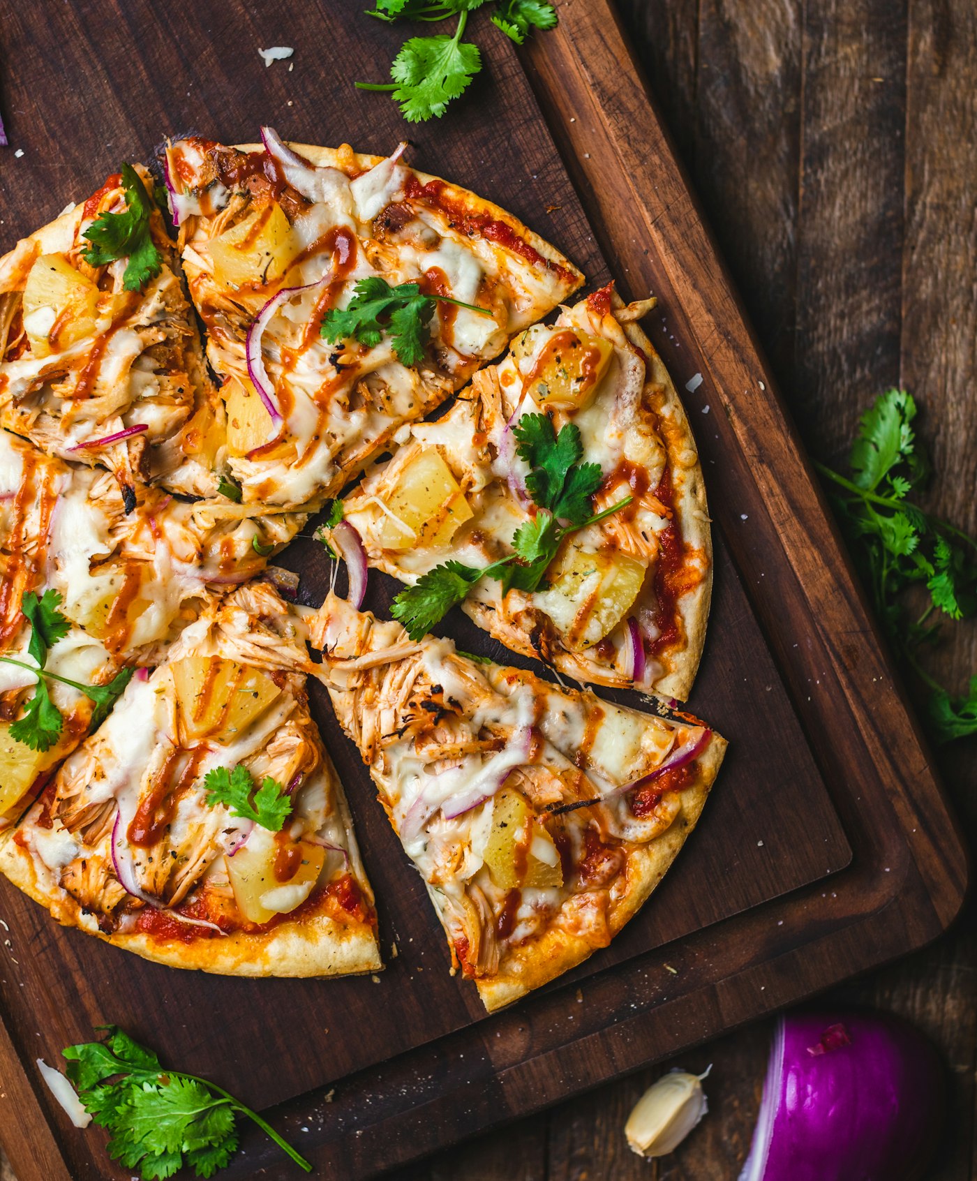 Pizza garnie découpée