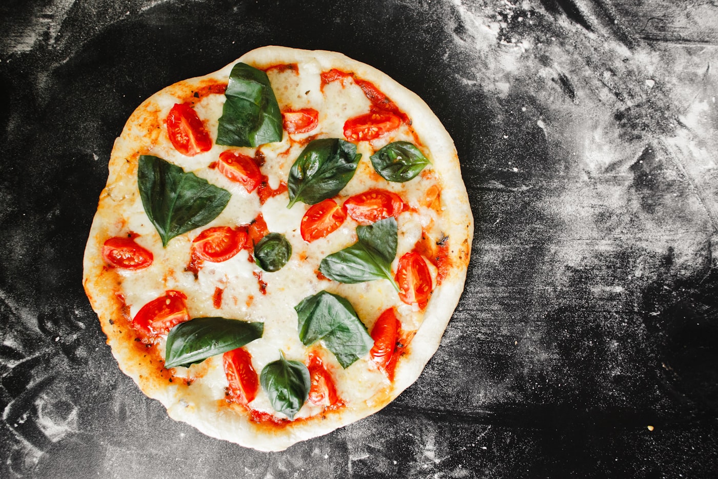 Pizza margherita avec basilic